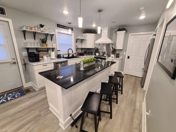 Refrigerador, microondas, horno y parrilla de estufa 