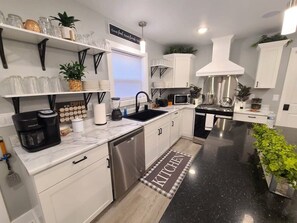 ثلاجة، ميكروويف، فرن، موقد طهي مسطح