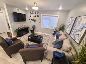 Televisión, chimenea, videojuegos y reproductor de DVD 