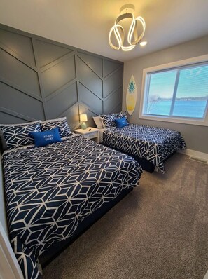 4 habitaciones, escritorio y tabla de planchar con plancha 