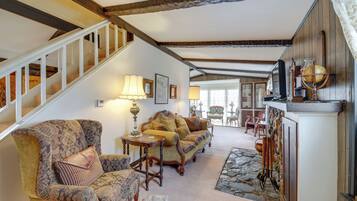 Flat-screen TV, fireplace, DVD player, books