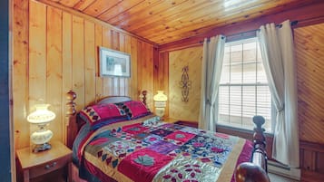 3 bedrooms, iron/ironing board, travel crib, free internet