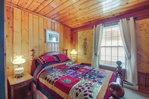 3 bedrooms, iron/ironing board, travel cot, free Internet - Historic Alexandria Home w/ Private Yard! (Alexandria)