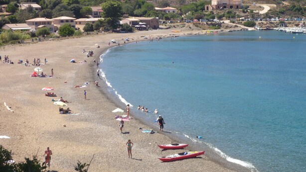 A beach with people sunbathing and swimming, boats on the shore, and houses in the background. - Apt heated pool, wifi, 2 bedrooms, air conditioning, 7 min beach 1 min river (Galéria)