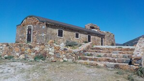 A stone building with a sloped roof, a small porch, and a staircase leading to the entrance. - Apt heated pool, wifi, 2 bedrooms, air conditioning, 7 min beach 1 min river (Galéria)