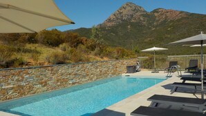 A swimming pool with a stone wall, lounge chairs, and umbrellas. - Apt heated pool, wifi, 2 bedrooms, air conditioning, 7 min beach 1 min river (Galéria)