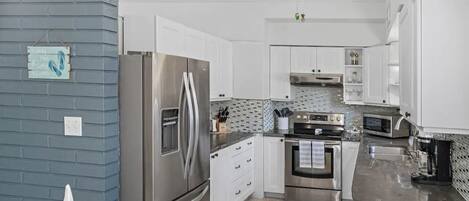 Réfrigérateur, micro-ondes, four, plaque de cuisson