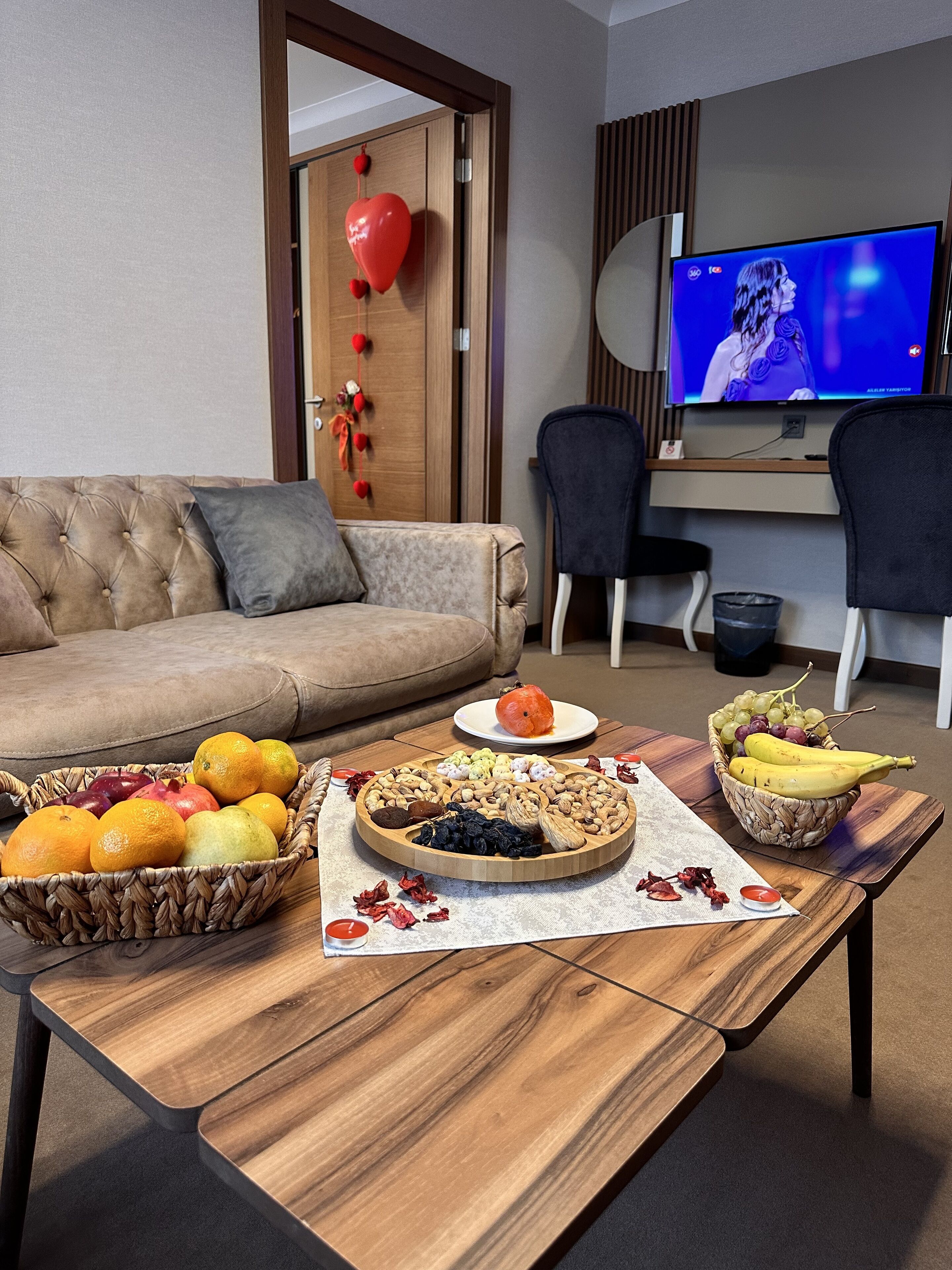 Familien-Suite | Wohnbereich | 43-Zoll-LCD-Fernseher mit Satellitenempfang, Fernseher