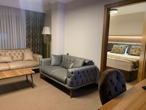 En 43-tommers LCD-TV med Parabol-TV samt TV