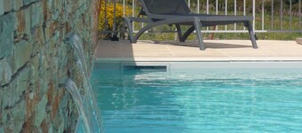 Appart 4 pers piscine chauffée, wifi, 2 chambres, clim, 7 min mer, 1 min rivière