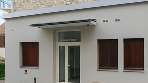 A building with a stone upper section and a modern lower section. - L'Idéal en Charteuse (Saint-Pierre-de-Chartreuse)