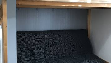 Un letto a castello con materasso fantasia e testata in legno.