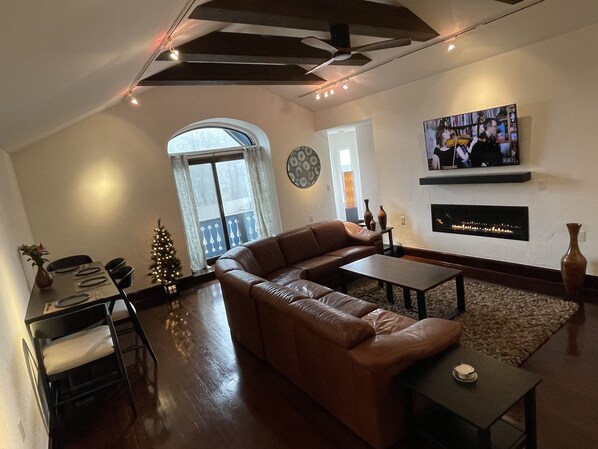 Smart TV, fireplace