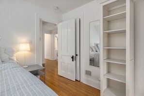 3 bedrooms, desk, iron/ironing board, WiFi