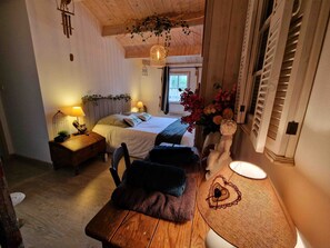 3 habitaciones, escritorio y tabla de planchar con plancha