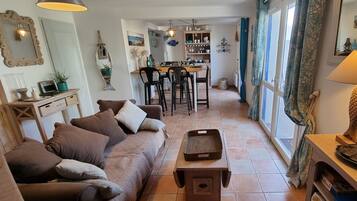 TV, DVD player, livros, aparelho de som