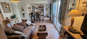 TV, DVD player, livros, aparelho de som