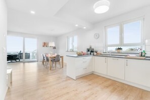 Fridge, oven, stovetop, dishwasher - Apartment Pellenzblick ground floor 92 m² (Nickenich)