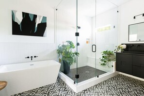 Baignoire, séchoir à cheveux, serviettes fournies, shampooing