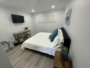 2 soverom, skrivebord, strykejern/-brett og reiseseng for barn