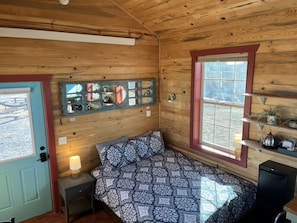 1 bedroom, desk, iron/ironing board, WiFi - The Turquoise Door at Triple View Tiny Houses (Orchard City)