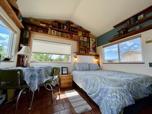 1 bedroom, desk, WiFi, bed sheets - Sunflower Cottage Stellarscape @Triple View Tiny's (Orchard City)