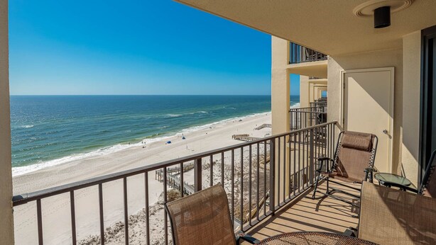 Ein Balkon mit Blick auf Strand und Meer.