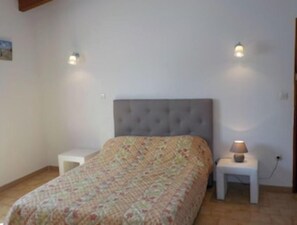 3 habitaciones y tabla de planchar con plancha 