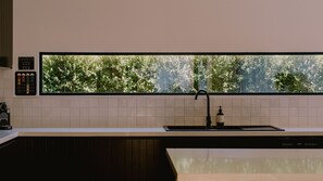 Kylskåp, mikrovågsugn, ugn och spishäll