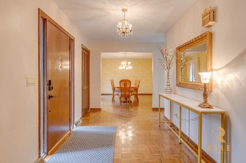 Huge 3 Story House Minutes From The Lake!