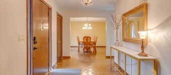 Huge 3 Story House Minutes From The Lake!