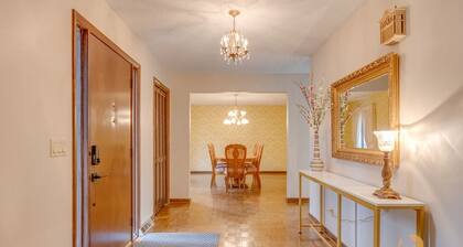 Huge 3 Story House Minutes From The Lake!