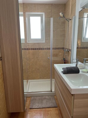 Dusche, Haartrockner, Handtücher, Seife