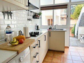 Een koelkast, een magnetron, een oven, een kookplaat