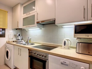 Een koelkast, een magnetron, een oven, een kookplaat