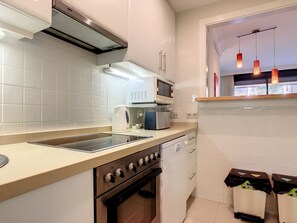 Een koelkast, een magnetron, een oven, een kookplaat
