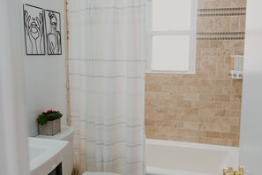 Bathroom - Cozy Pet Friendly w/Outdoor Dome close to Old Town (Alexandria)