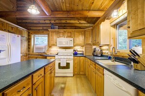 Fridge, microwave, oven, stovetop - Breathtaking Cabin & Views (Conway)