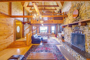 Smart TV, fireplace - Breathtaking Cabin & Views (Conway)