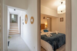 3 bedrooms, desk, iron/ironing board, travel cot