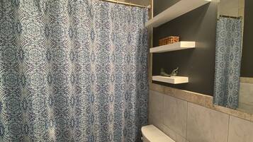 Secadora de cabello, toallas, jabón, shampoo