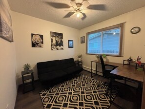 TV, DVD player - 3 bedroom close to river and beach. (Soldotna)