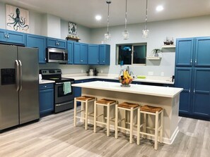 ثلاجة، ميكروويف، فرن، موقد طهي مسطح