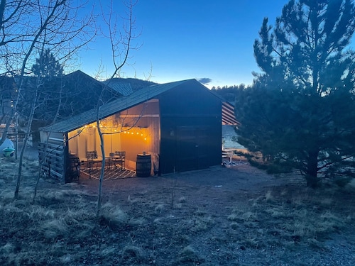 Amazing  Views--Spacious 3BR, outdoor barrel sauna, dog friendly