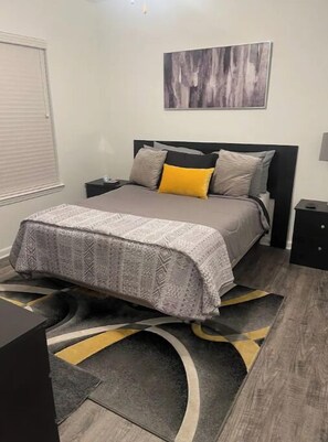 1 habitación y tabla de planchar con plancha 