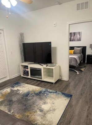 1 chambre, fer et planche à repasser