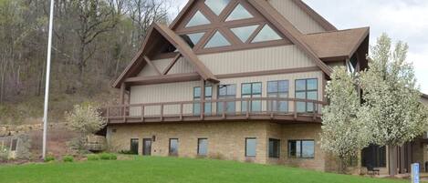 Un bâtiment à deux étages doté d’une façade en pierre, de grandes fenêtres et d’un balcon.