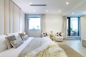 5 slaapkamers, een bureau, een strijkplank/strijkijzer, wifi