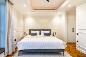 5 bedrooms, desk, iron/ironing board, WiFi