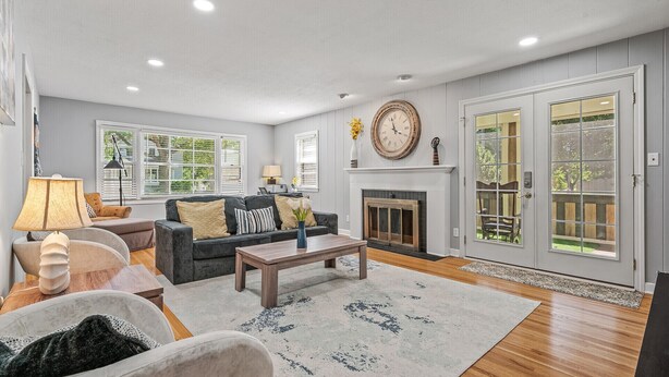 A spacious living room with a fireplace, a sofa set, and a coffee table. - 1419-Walk to Mayo St Mary-Ritabnb Cheerful 5br+6baths,1 min walk to St.Marys (Rochester)
